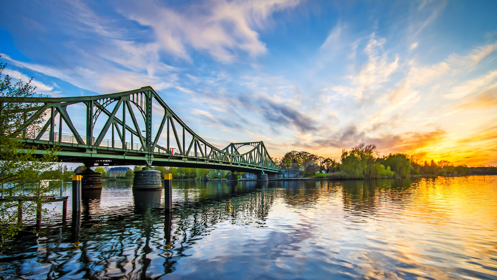 Glienicker Brücke über der Havel zwischen Berlin und Potsdam, Deutschland