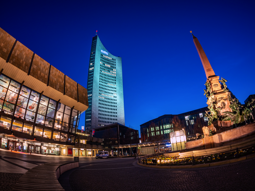 Opernhaus mit Uniriese auf dem Augustusplatz in Leipzig