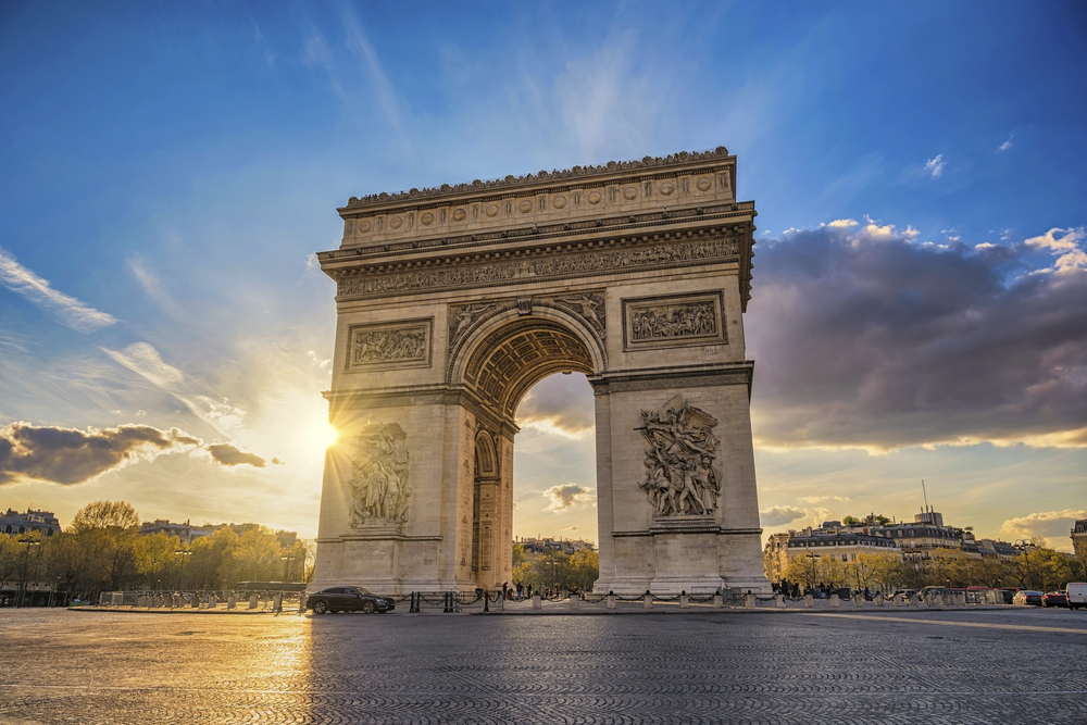 Arc de Triomphe ab westlichen Ende der Champs Elysees