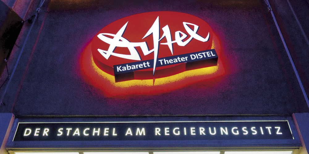 Leuchtschild „Distel Kabarett Theater“ an der Fassade des Berliner Kabaretts „Die Distel“