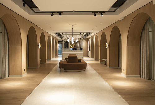Moderne Hotellobby mit Bögen und Sitzbereich.