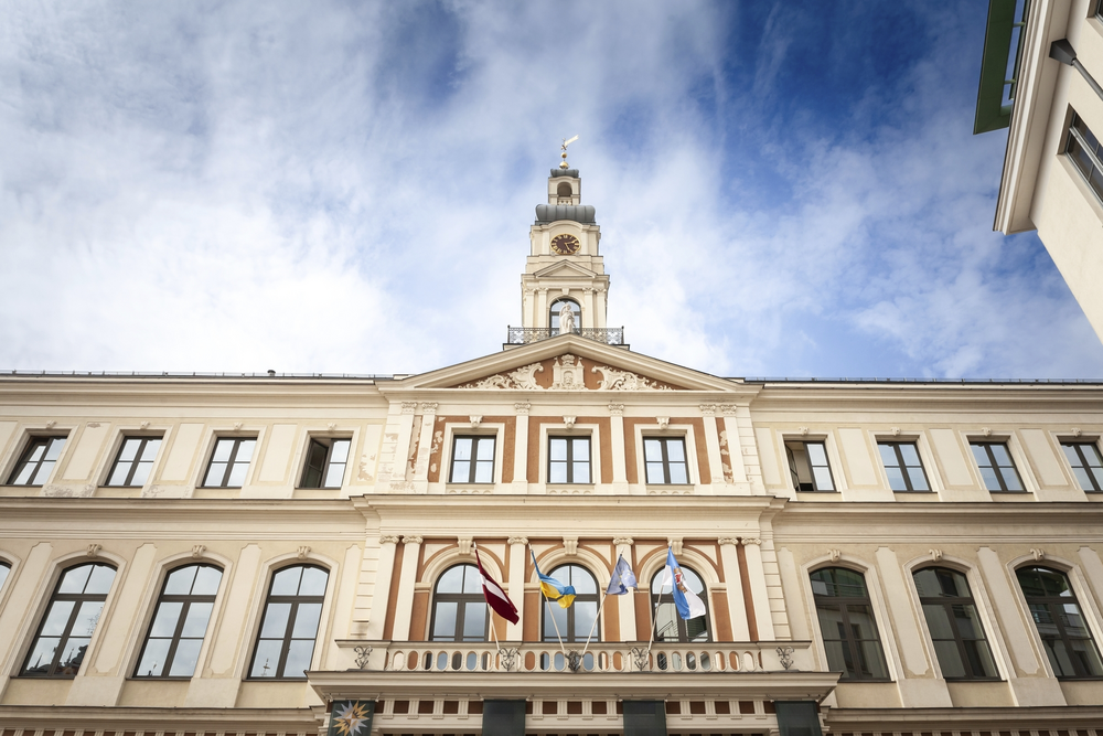 Die Hauptfassade von Rigas Dome, Riga Rathaus oder Riga Stadtrat wird in seiner vollen klassischen architektonischen Glanz gezeigt. Das im Herzen von Riga gelegene Gebäude dient als zentraler Regierungsknotenpunkt